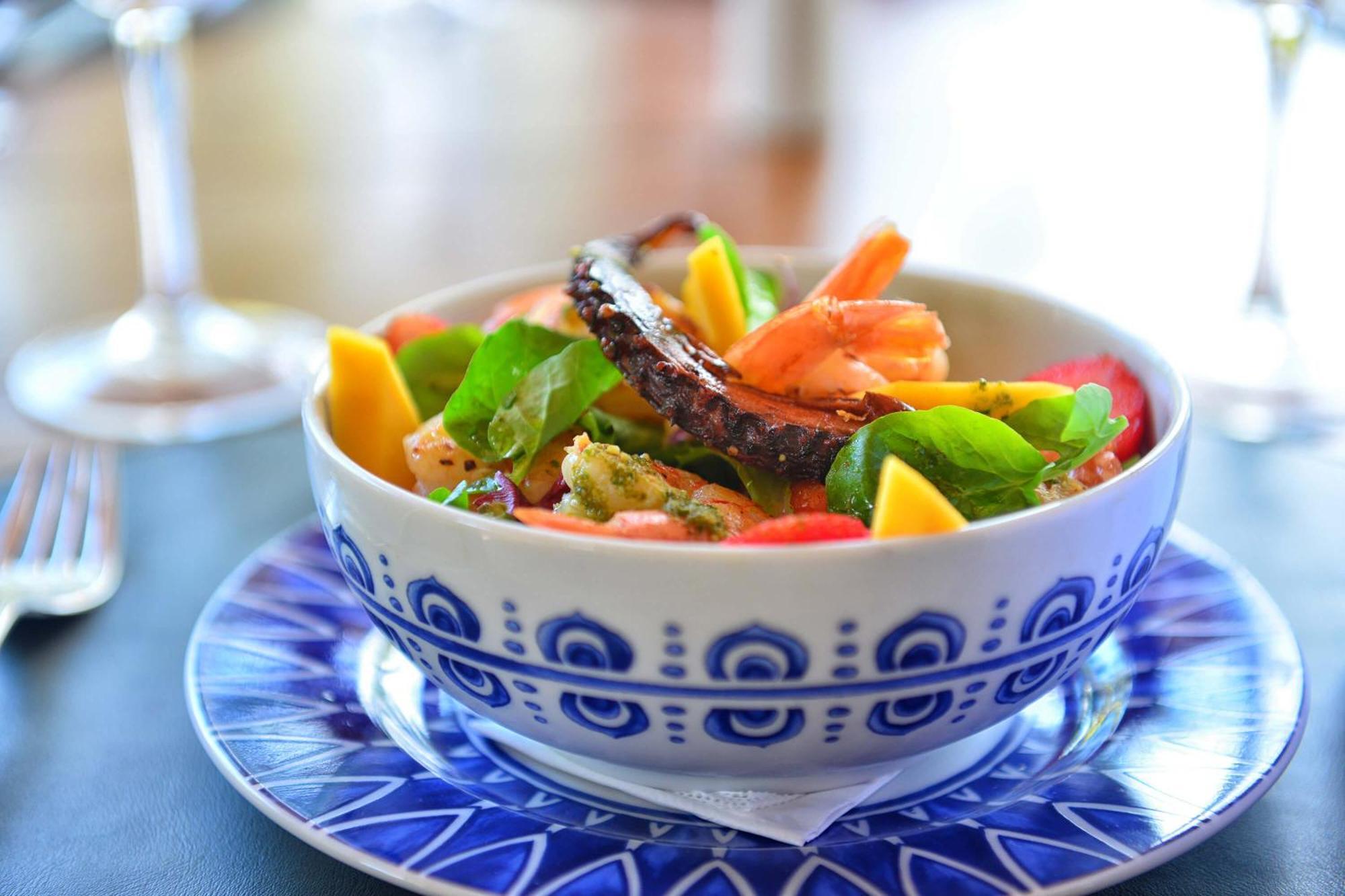 Hotel Deville Prime Сальвадор Экстерьер фото A salad with mango