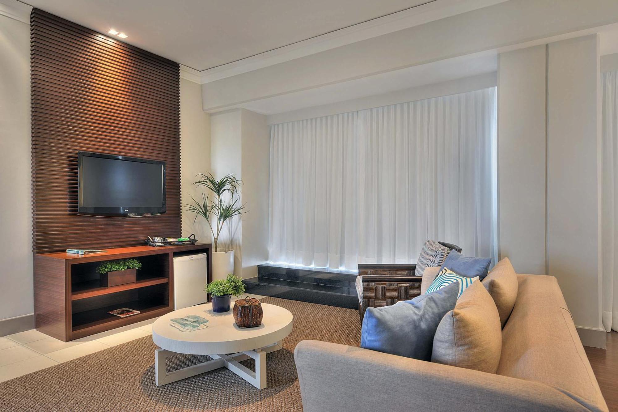 Hotel Deville Prime Сальвадор Экстерьер фото A living room with a television