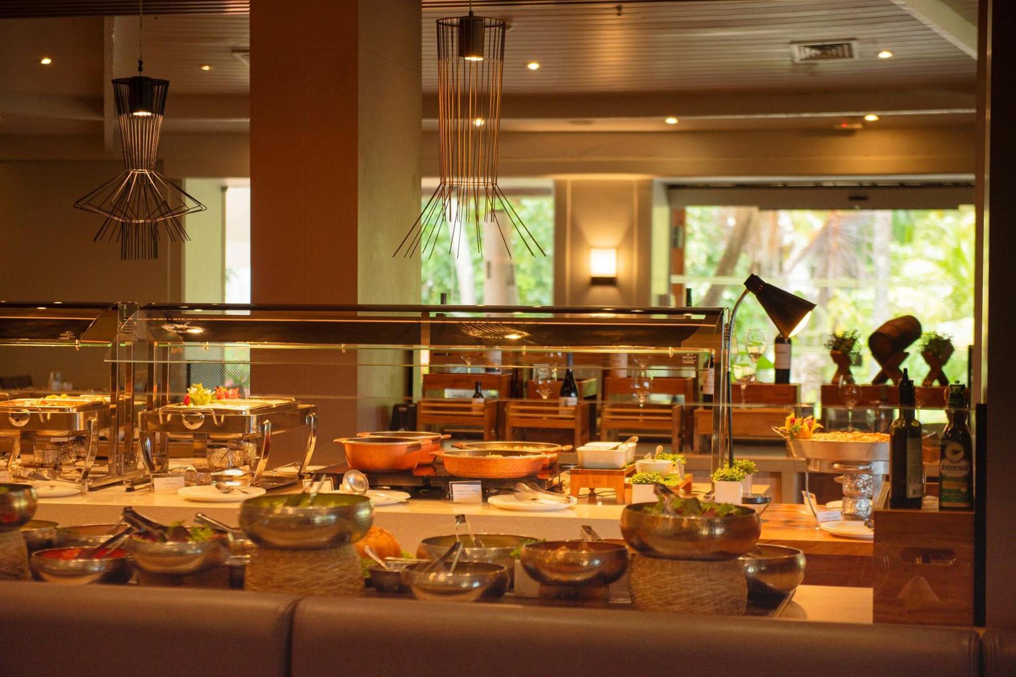 Hotel Deville Prime Сальвадор Экстерьер фото A buffet at a restaurant