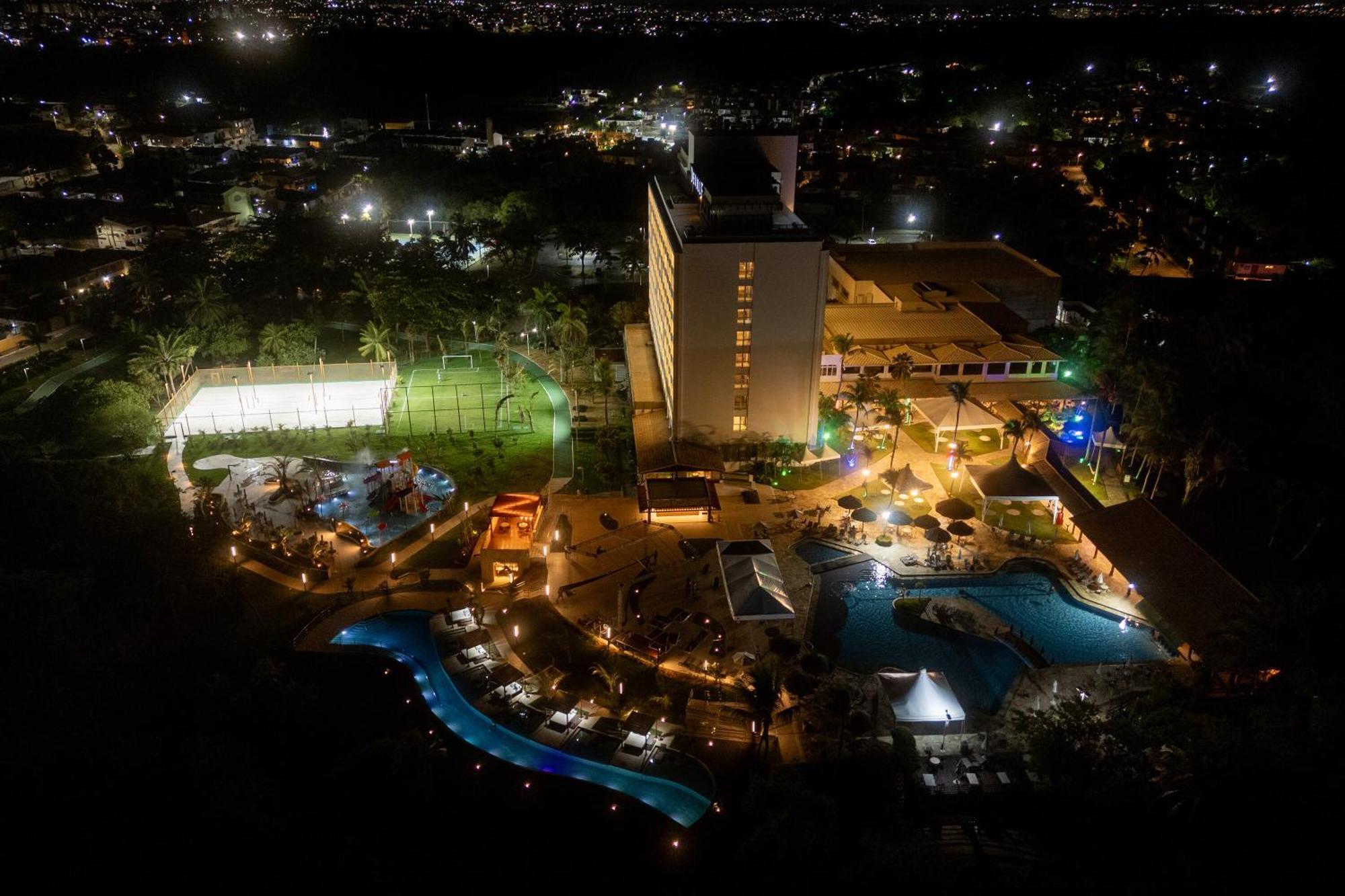 Hotel Deville Prime Сальвадор Экстерьер фото Aerial view of the hotel at night