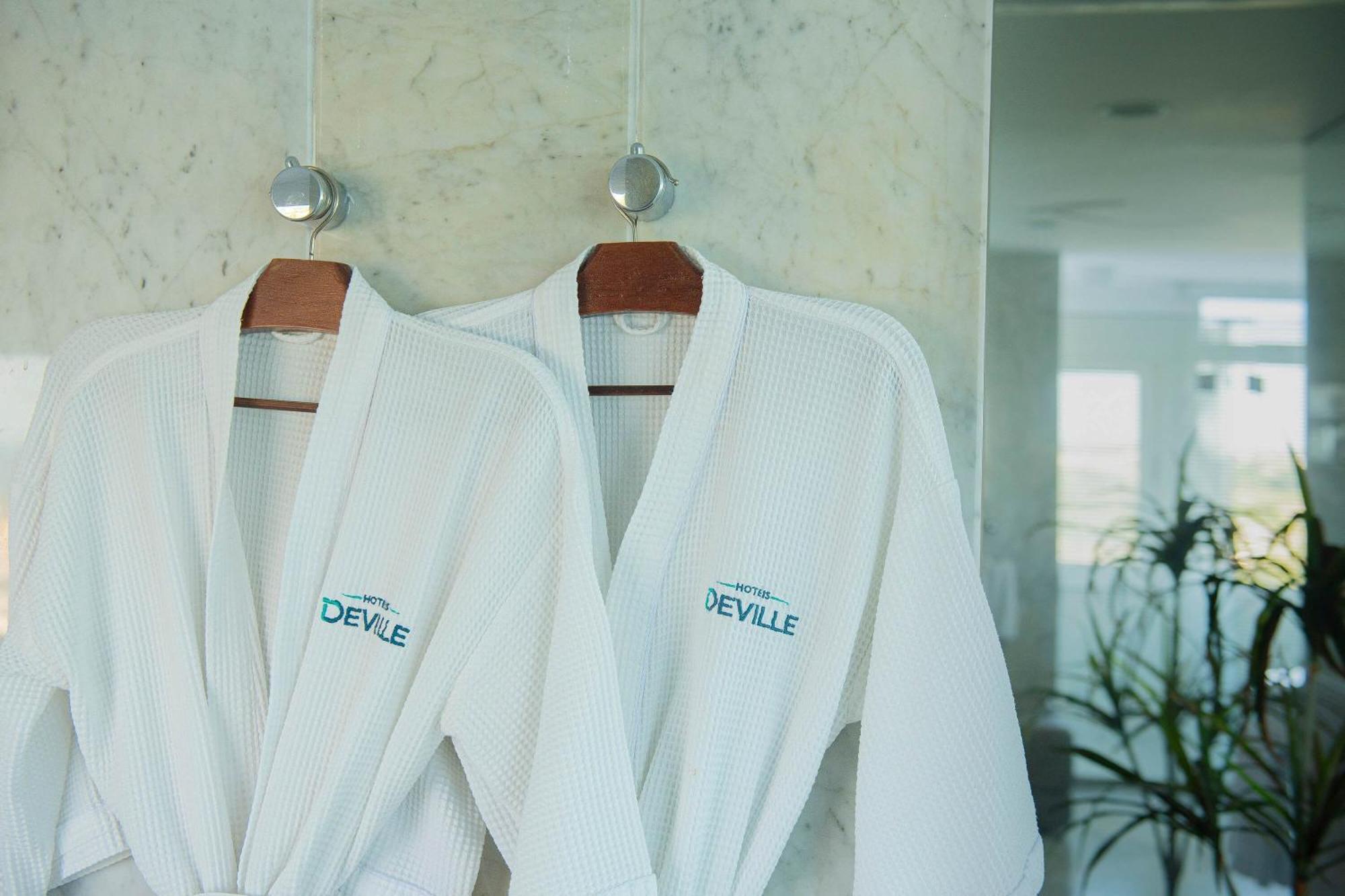 Hotel Deville Prime Сальвадор Экстерьер фото Two bathrobes