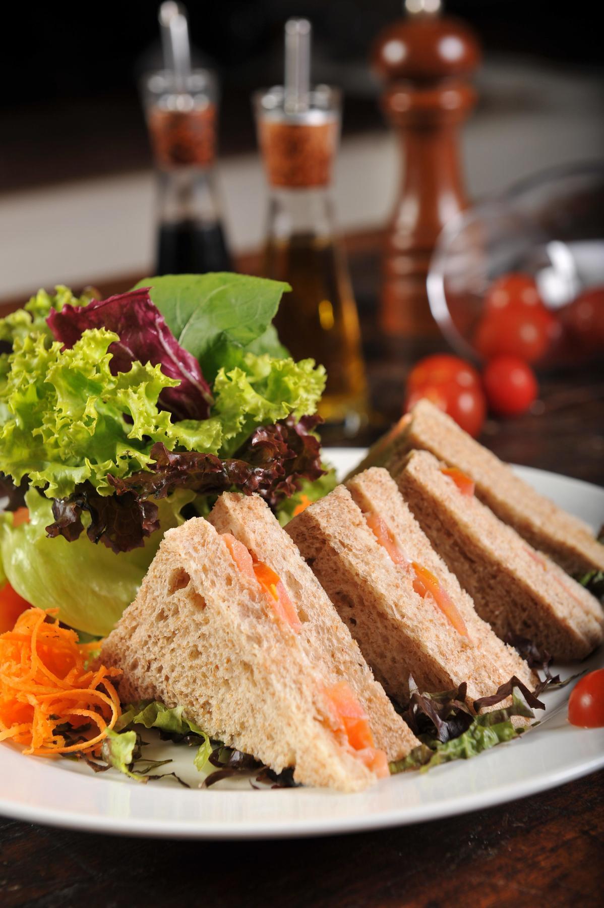 Hotel Deville Prime Сальвадор Экстерьер фото A salad and a sandwich