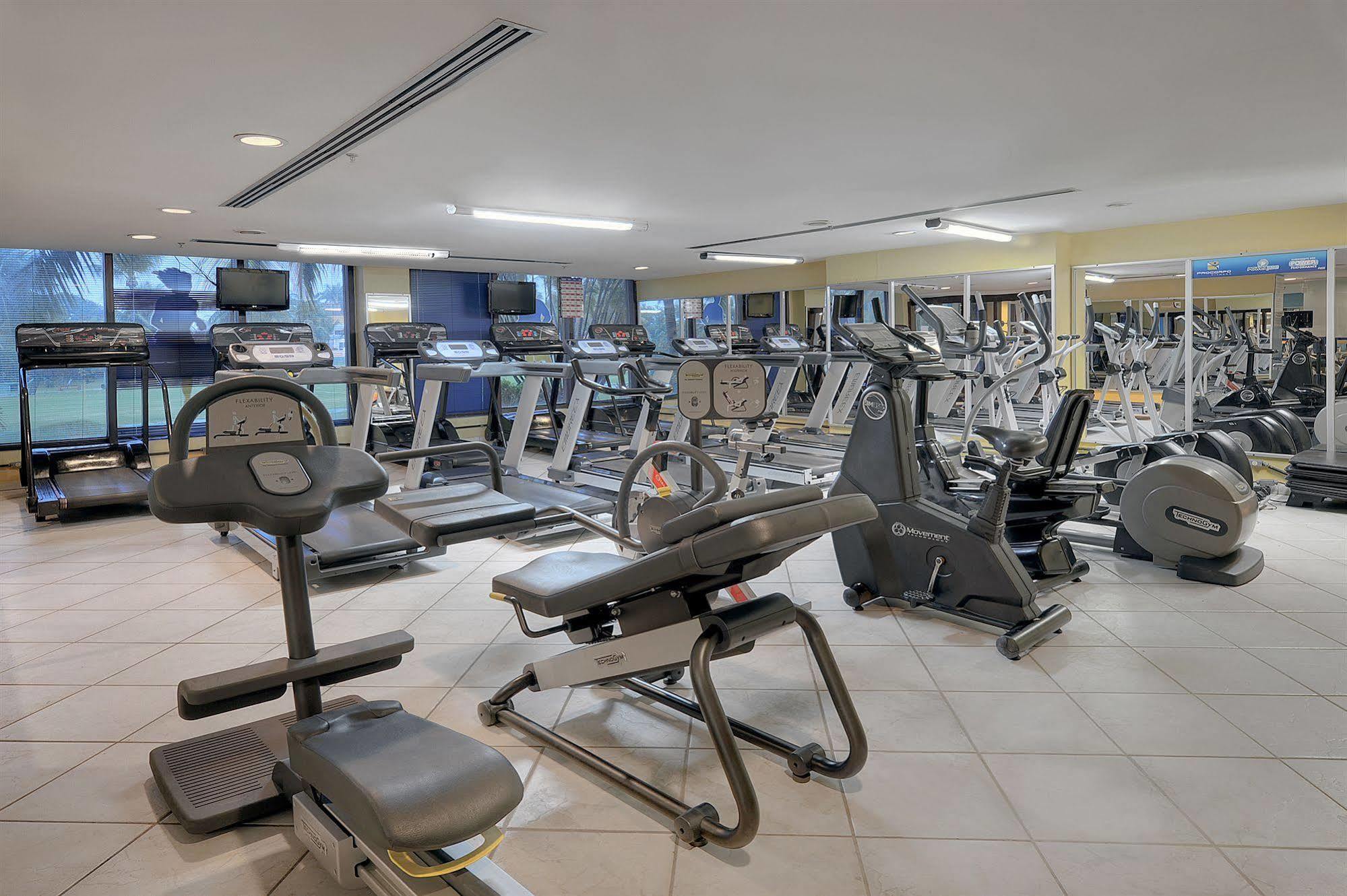 Hotel Deville Prime Сальвадор Экстерьер фото A gym at the hotel