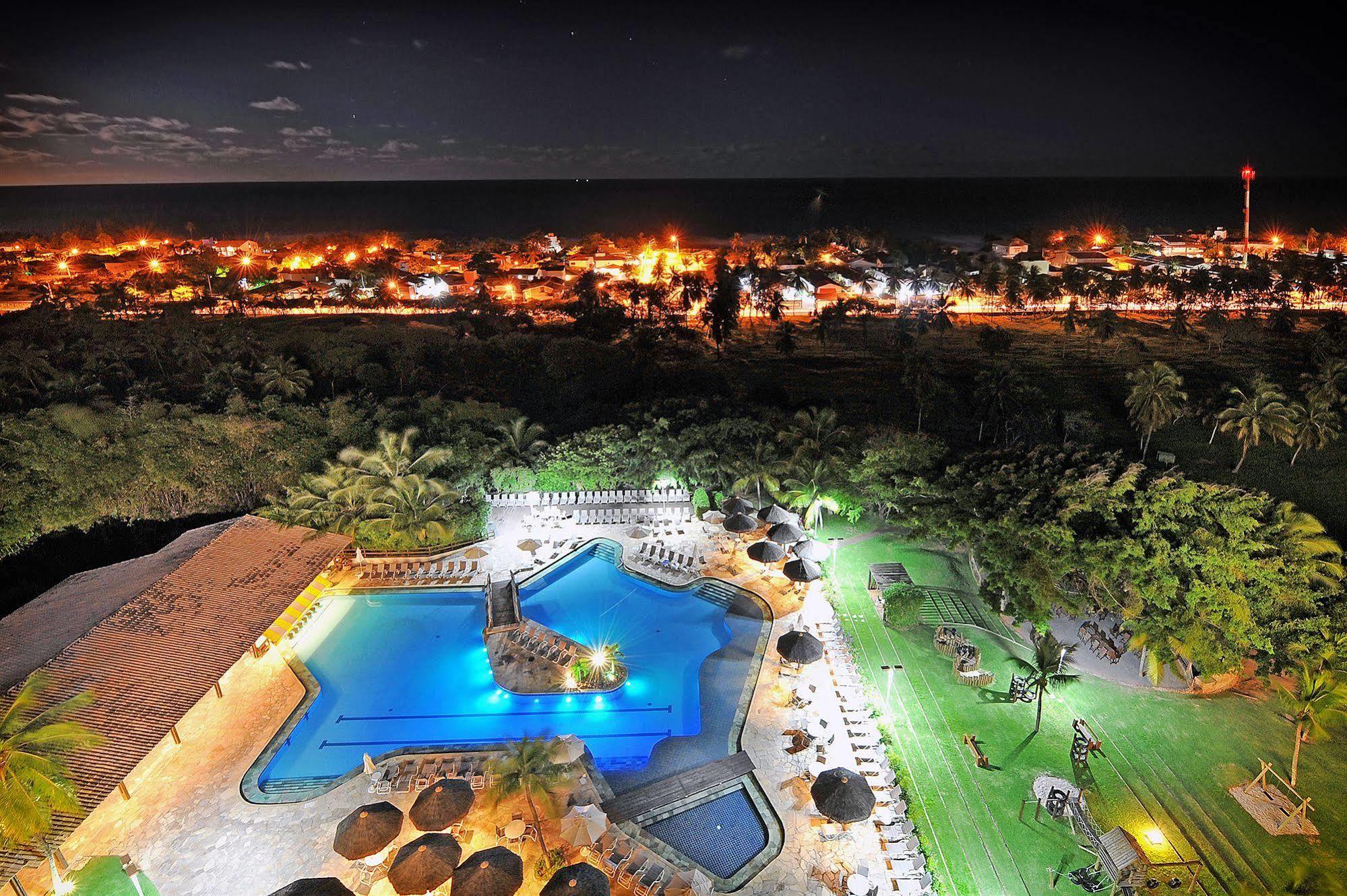 Hotel Deville Prime Сальвадор Экстерьер фото Aerial view of the resort at night